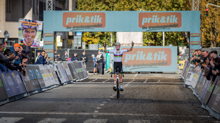 La championne du monde Fem van Empel (Jumbo-Visma) remporte le cyclo-cross d'Overijse, le 22 octobre 2023 - Photo : Alain Vandepontseele/Alain VDP Photography