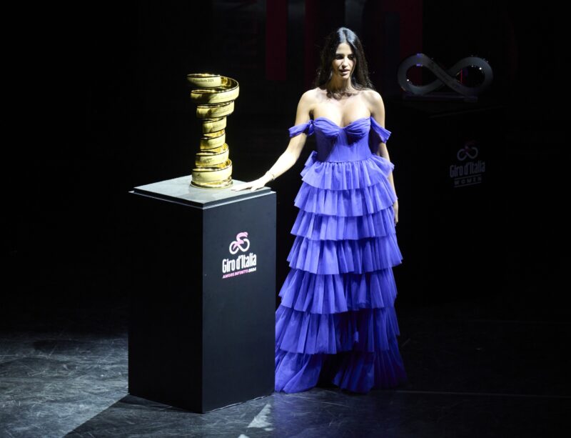 Le trophée du Tour d'Italie 2024 présenté lors de la révélation du parcours. - Photo : RCS Sport/Montigiani/La Presse