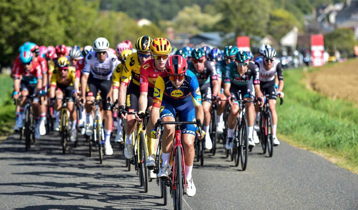 Le peloton sur les routes de Paris-Tours, le 8 octobre 2023 - Photo : ASO/Gautier Demouveaux