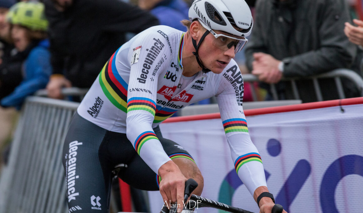 Le champion du monde Mathieu van der Poel (Alpecin-Deceuninck) lors de la Coupe du monde de cyclo-cross à Anvers, le 23 décembre 2023. - Photo : Alain Vandepontseele/Alain VDP Photography