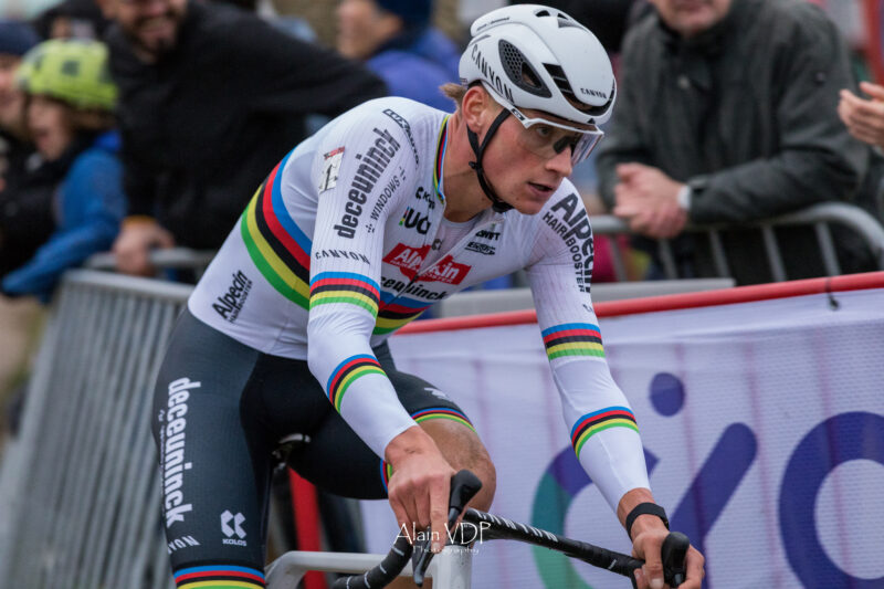 Le champion du monde Mathieu van der Poel (Alpecin-Deceuninck) lors de la Coupe du monde de cyclo-cross à Anvers, le 23 décembre 2023. - Photo : Alain Vandepontseele/Alain VDP Photography