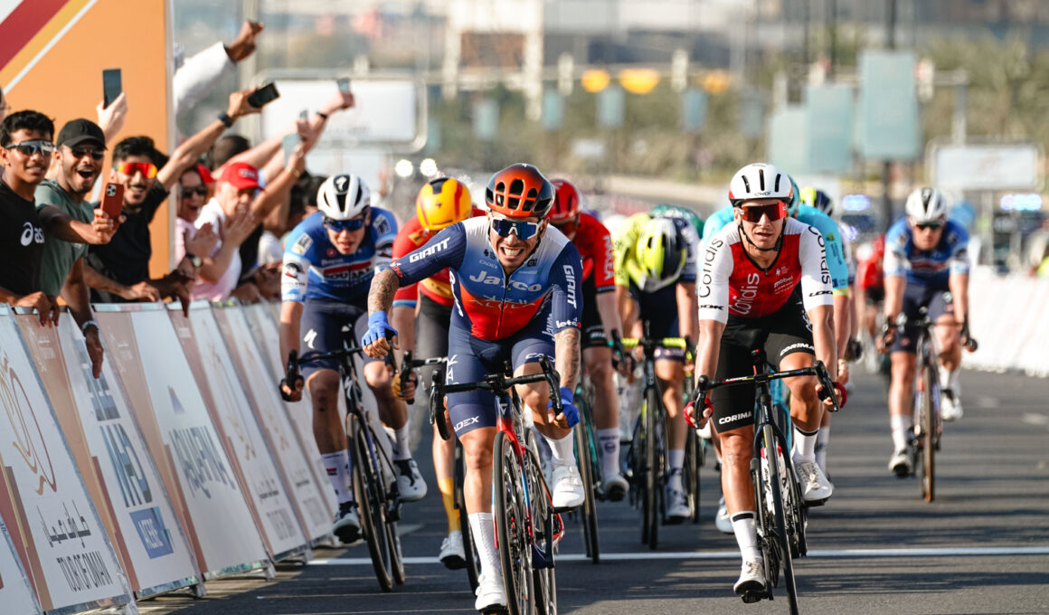 L'Australien Caleb Ewan (Team Jayco-AlUla) gagne au sprint la 1re étape du Tour d'Oman 2024 - Photo : A.S.O./Oman Cycling Association/Thomas Maheux