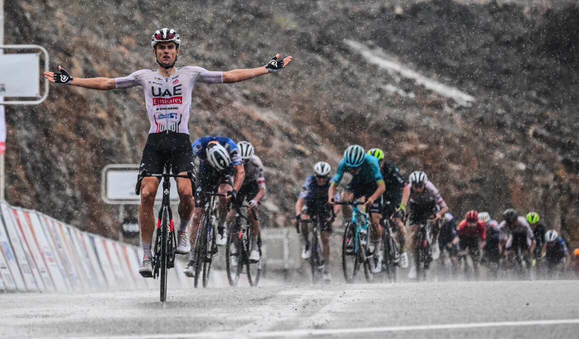 Le Néo-Zélandais Finn Fischer-Black (UAE Team Emirates) remporte la 2e étape du Tour d'Oman 2024. - Photo : ASO/Oman Cycling Association/Pauline Ballet