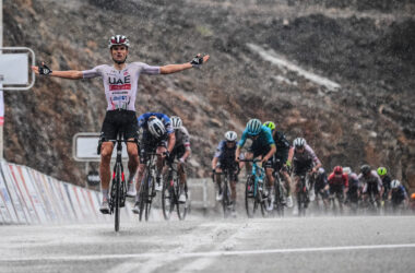 Le Néo-Zélandais Finn Fischer-Black (UAE Team Emirates) remporte la 2e étape du Tour d'Oman 2024. - Photo : ASO/Oman Cycling Association/Pauline Ballet