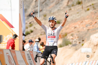 Le Britannique Adam Yates (UAE Team Emirates) gagne au sommet de la Green Mountain la 5e étape du Tour d'Oman 2024 - Photo : ASO/Oman Cycling Association/Thomas Maheux
