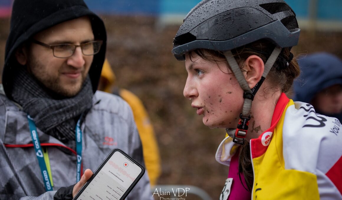 Juline Delcommune à l'interview à Bruxelles. - Photo : Alain Vandepontseele/Alain VDP Photography