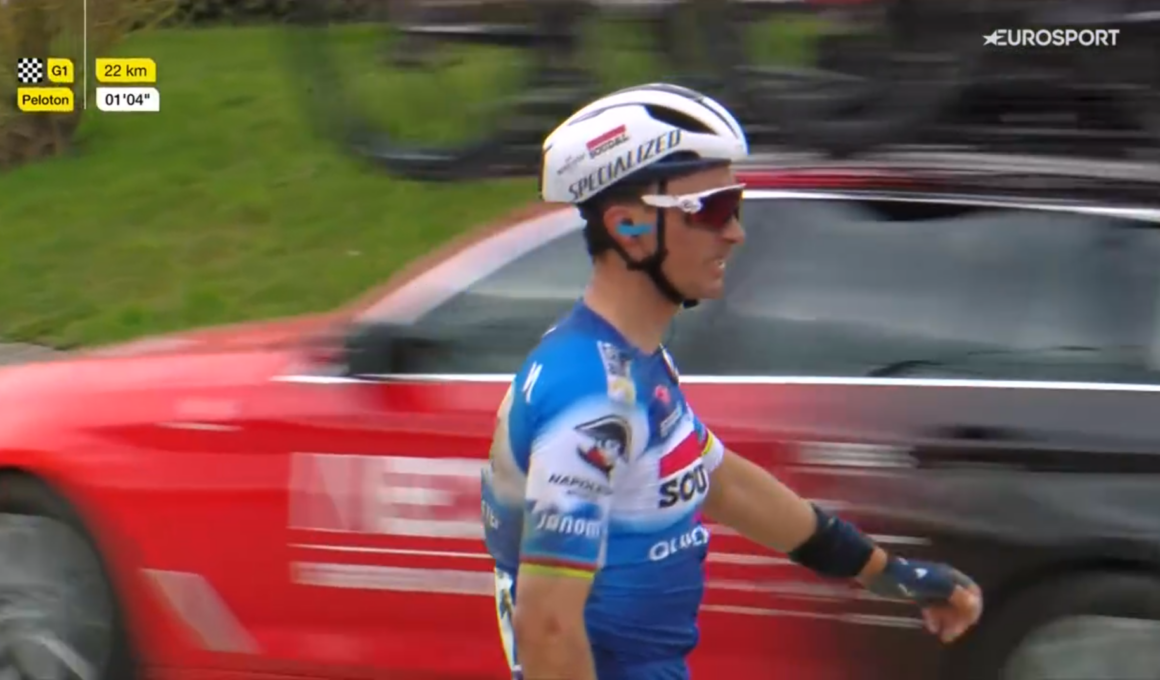 “J’en ai marre”, a crié Julian Alaphilippe après sa deuxième chute sur le Circuit Het Nieuwsblad - Photo : capture Eurosport