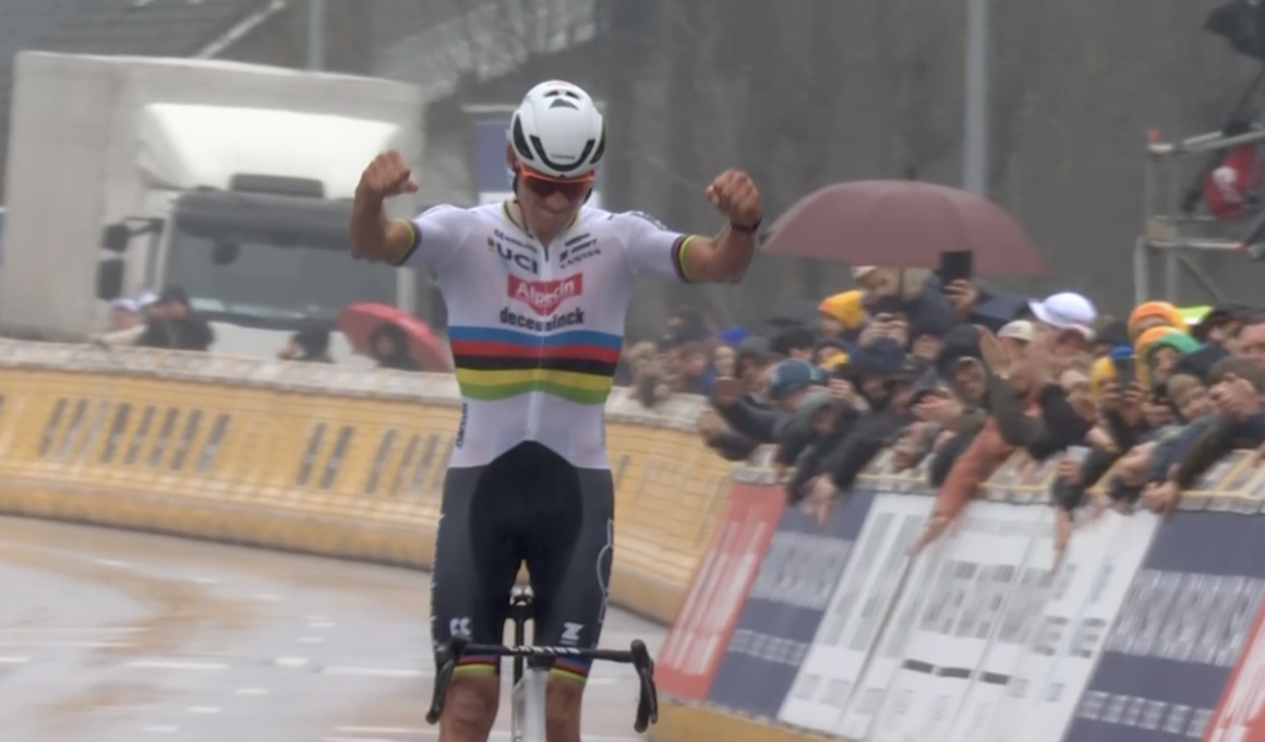 Le champion du monde Mathieu van der Poel (Alpecin-Deceuninck) remporte l'E3 Saxo Classic 2024. - Photo : capture Eurosport