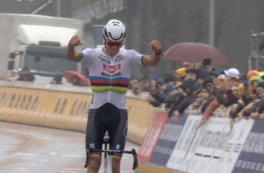 Le champion du monde Mathieu van der Poel (Alpecin-Deceuninck) remporte l'E3 Saxo Classic 2024. - Photo : capture Eurosport