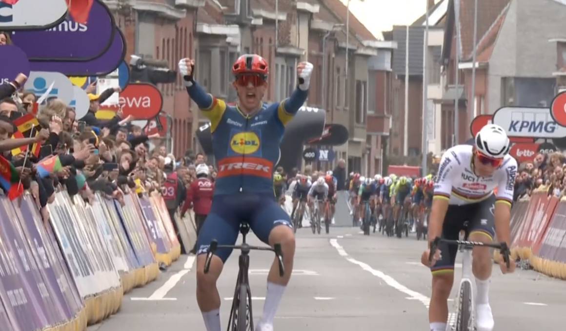 Le Danois Mads Pedersen (Lidl-Trek) remporte Gand-Wevelgem 2024 devant le Néerlandais Mathieu van der Poel (Alpecin-Deceuninck) - Photo : capture Eurosport