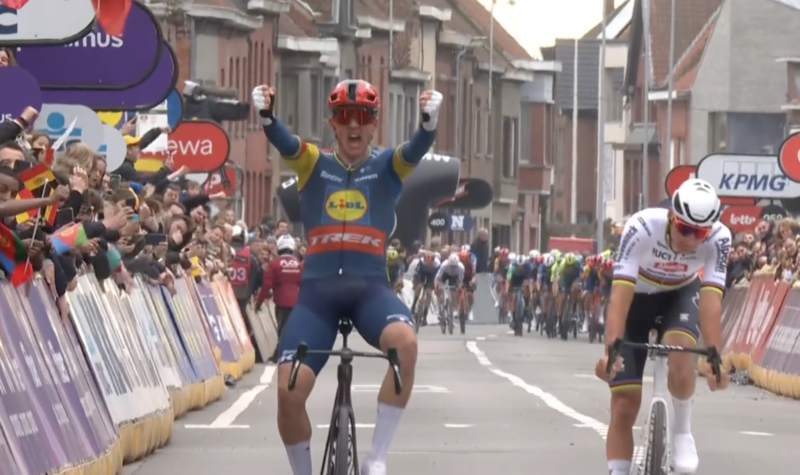 Le Danois Mads Pedersen (Lidl-Trek) remporte Gand-Wevelgem 2024 devant le Néerlandais Mathieu van der Poel (Alpecin-Deceuninck) - Photo : capture Eurosport