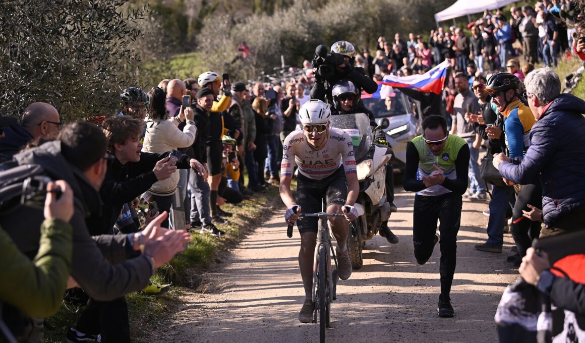 Le Slovène Tadej Pogacar (UAE Team Emirates) s’est fait plaisir sur le Strade Bianche. - Photo : RCS Sport/La Presse/Fabio Ferrari
