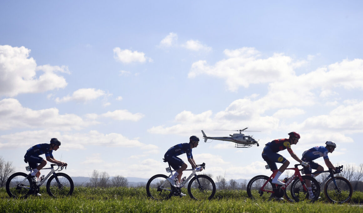 Le peloton sur la 115e édition de Milan-Sanremo. - Photo : Fabio Ferrari/LaPresse/RCS Sport