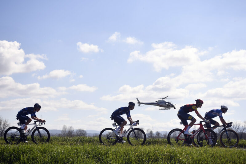 Le peloton sur la 115e édition de Milan-Sanremo. - Photo : Fabio Ferrari/LaPresse/RCS Sport