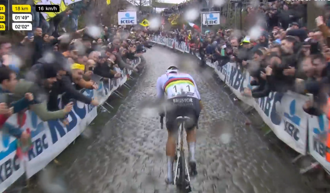 Mathieu van der Poel, victime de jet de bières et d'huées sur le Vieux Quaremont, lors du Tour des Flandres 2024 - Photo : capture Eurosport