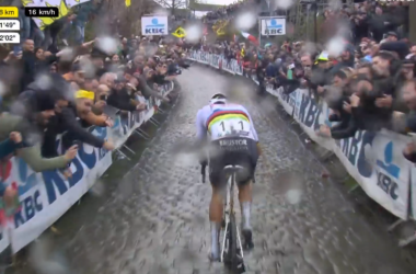 Mathieu van der Poel, victime de jet de bières et d'huées sur le Vieux Quaremont, lors du Tour des Flandres 2024 - Photo : capture Eurosport