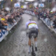 Mathieu van der Poel, victime de jet de bières et d'huées sur le Vieux Quaremont, lors du Tour des Flandres 2024 - Photo : capture Eurosport