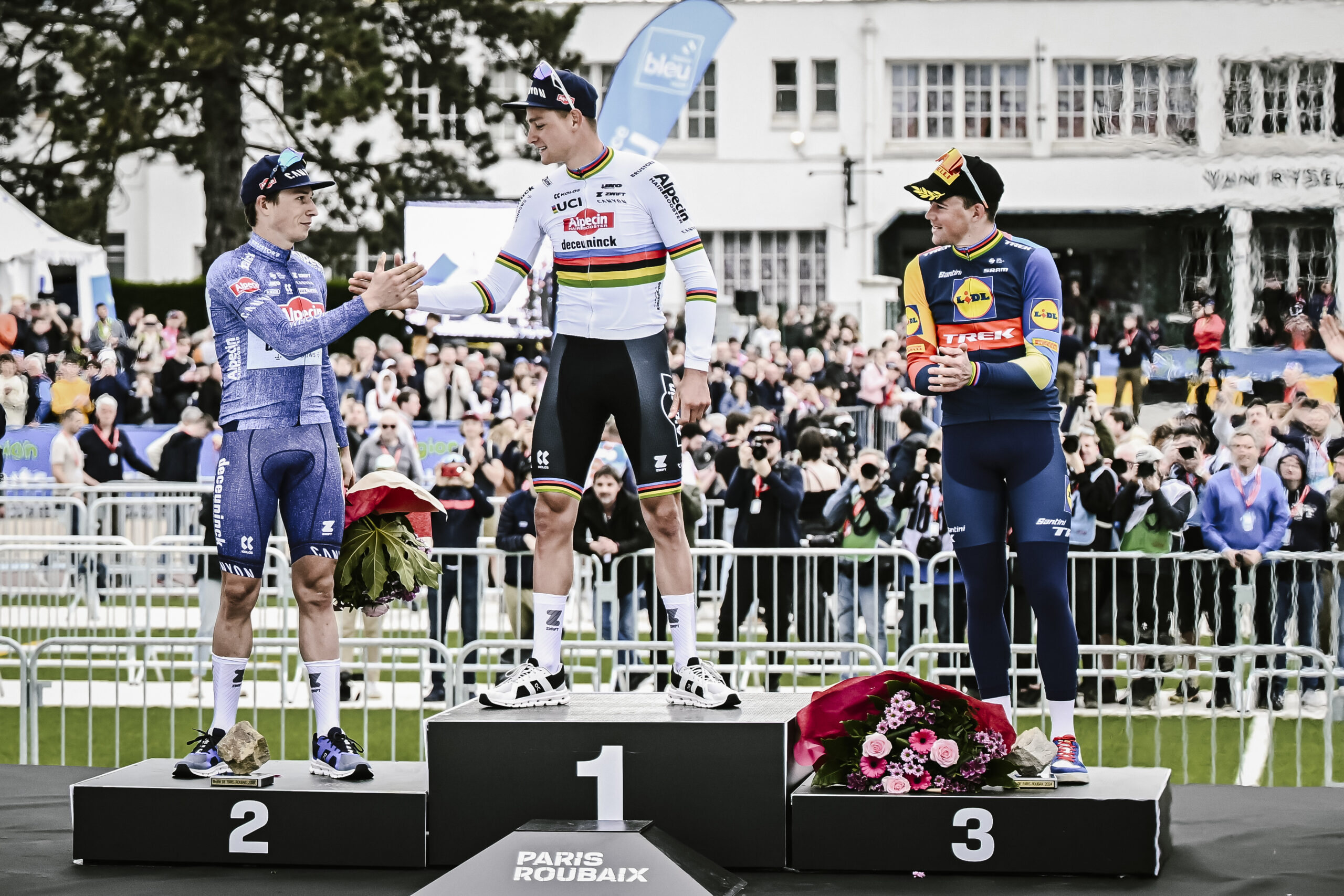 Le Belge Jasper Philipsen (Alpecin-Deceuninck) félicite son équipier, le champion du monde Mathieu van der Poel (Alpecin-Deceuninck) sur le podium de Paris-Roubaix 2024. - Photo : ASO/Pauline Ballet