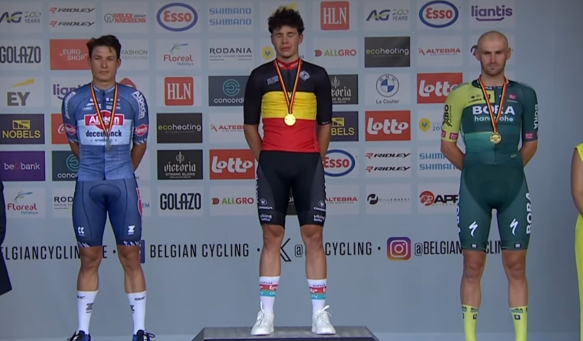 Podium Championnat de Belgique élites hommes 2024 - Arnaud De Lie Jasper Philipsen Jordi Meeus - Capture RTBF
