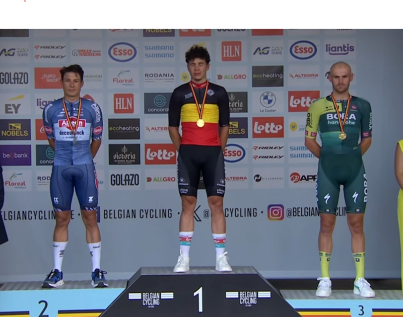 Podium Championnat de Belgique élites hommes 2024 - Arnaud De Lie Jasper Philipsen Jordi Meeus - Capture RTBF