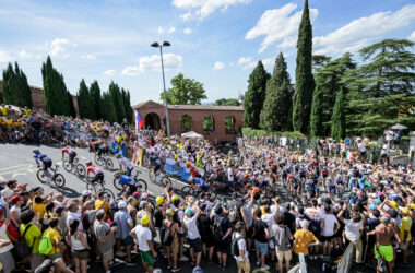 Le pelotont dans la colline de San Luca, à Bologne, sur la 2e étape du Tour de France 2024 - Photo : ASO/Charly Lopez