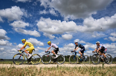 Le maillot jaune Tadej Pogacar (UAE Team Emirates), devant notamment le mailot blanc Remco Evenepoel (Soudal Quick Step), sur les chemins blancs de la 9e étape du Tour de France. - Photo : ASO/Billy Ceusters