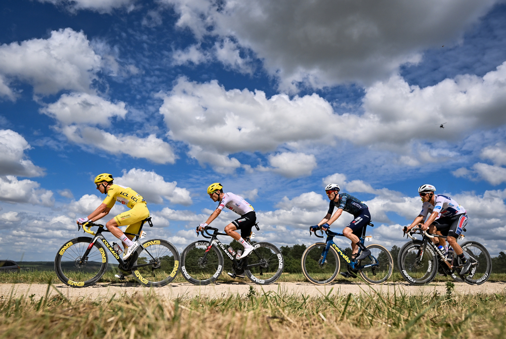 Le maillot jaune Tadej Pogacar (UAE Team Emirates), devant notamment le mailot blanc Remco Evenepoel (Soudal Quick Step), sur les chemins blancs de la 9e étape du Tour de France. - Photo : ASO/Billy Ceusters
