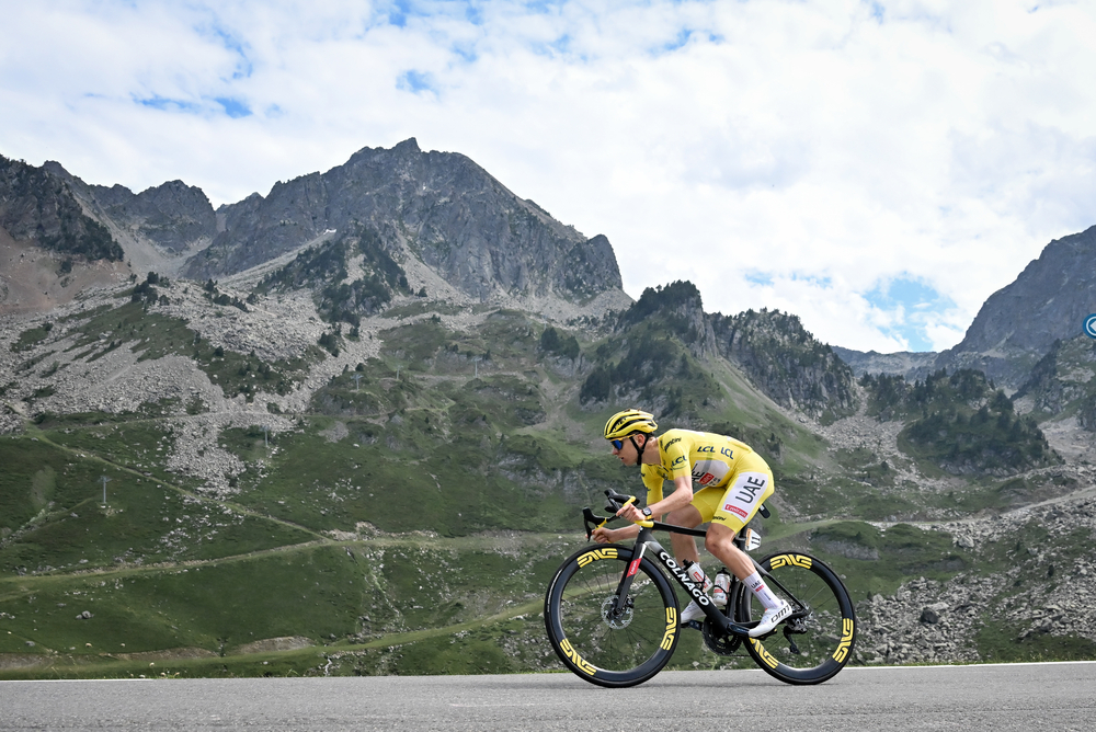 Le maillot jaune Tadej Pogacar (UAE Team Emirates) sur la 14e étape du Tour de France. - Photo : ASO/Billy Ceusters