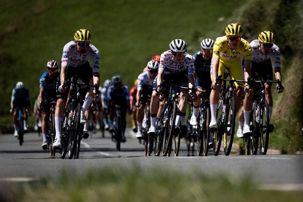 Le peloton mené par l'équipe UAE Team Emirates du maillot jaune Tadej Pogacar (UAE Team Emirates) sur la 15e étape du Tour de France. - Photo : ASO/Billy Ceusters