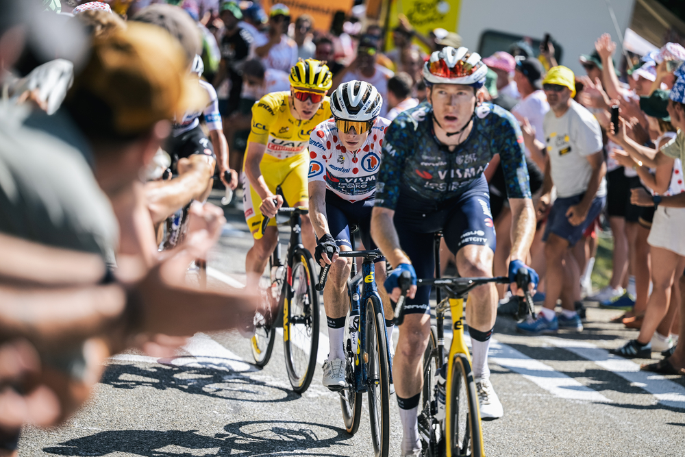 L'Américain Matteo Jorgenson (Visma | Lease a Bike) emmène le maillot à pois Jonas Vingegaard (Visma | Lease a Bike) et le Slovène Tadej Pogacar (UAE Team Emirates) - Photo : ASO/Charly Lopez