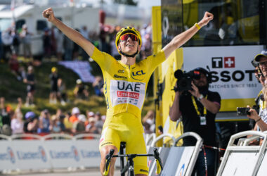 Le maillot jaune Tadej Pogacar (UAE Team Emirates) remporte la 15e étape du Tour de France au sommet du Plateau de Beille. - Photo : ASO/Charly Lopez