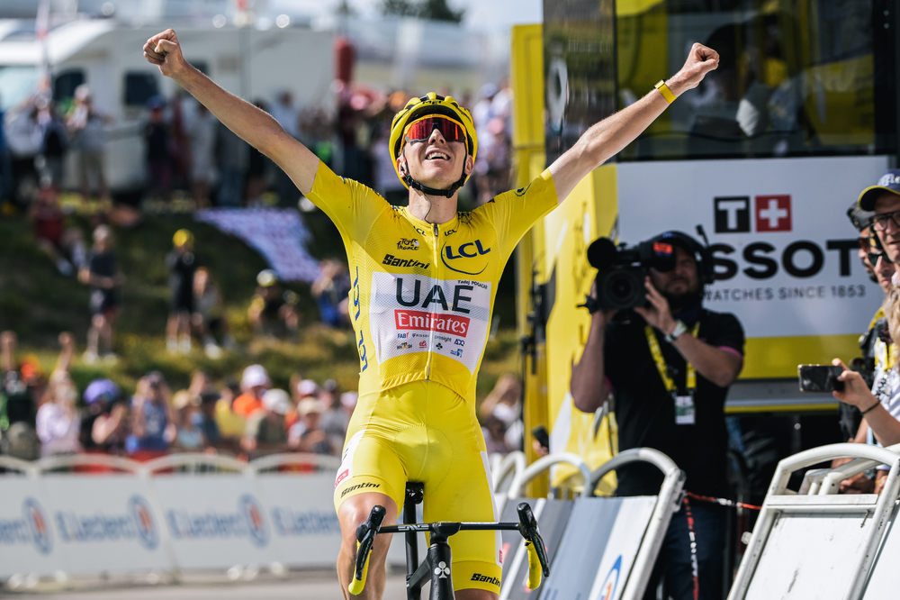 Le maillot jaune Tadej Pogacar (UAE Team Emirates) remporte la 15e étape du Tour de France au sommet du Plateau de Beille. - Photo : ASO/Charly Lopez