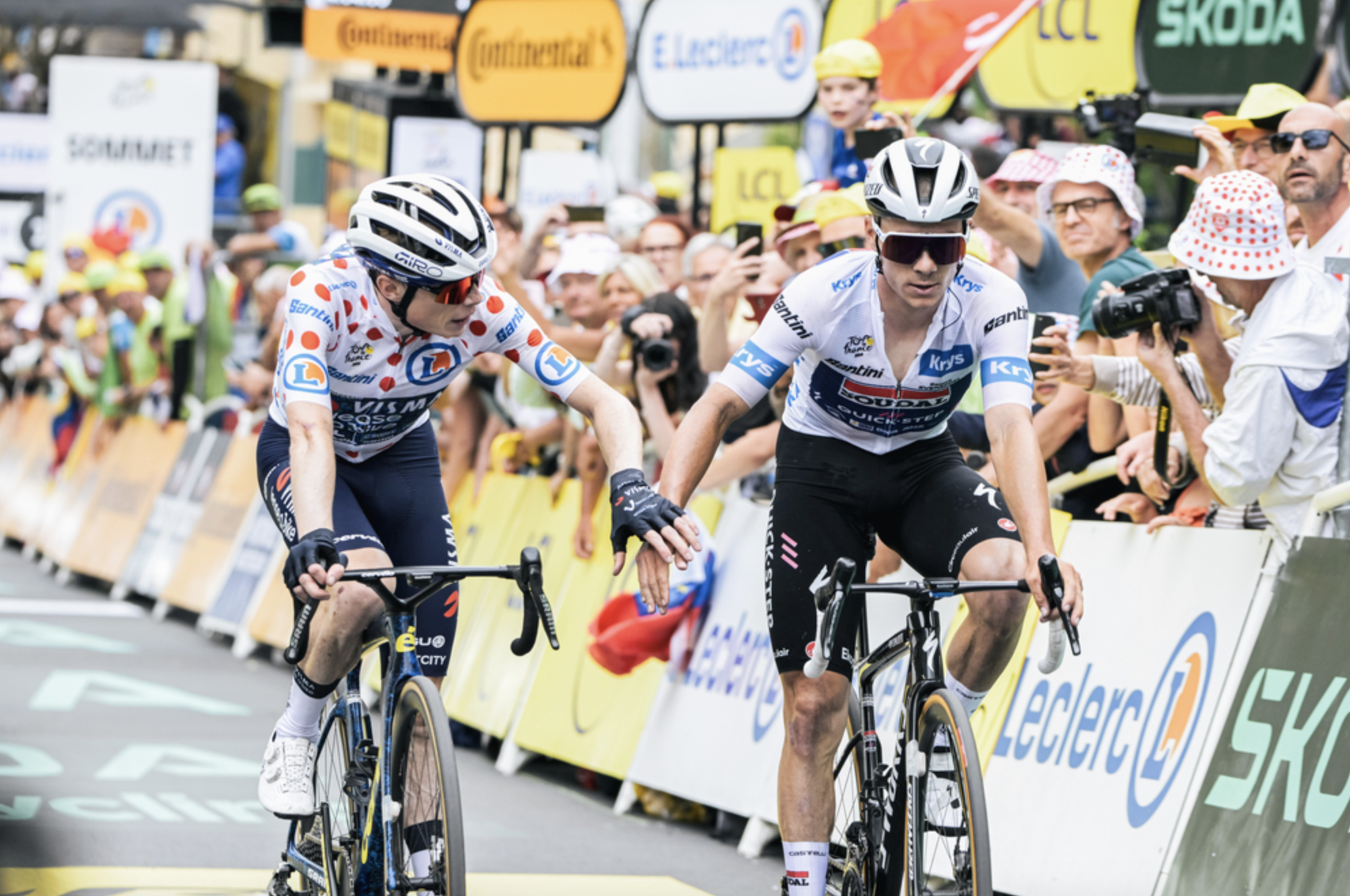 Le maillot blanc Remco Evenepoel (Soudal Quick Step) et le maillot à pois Jonas Vingegaard (Visma | Lease a Bike) à l'arrivée de la 19e étape du Tour de France. - Photo : ASO/Billy Ceusters