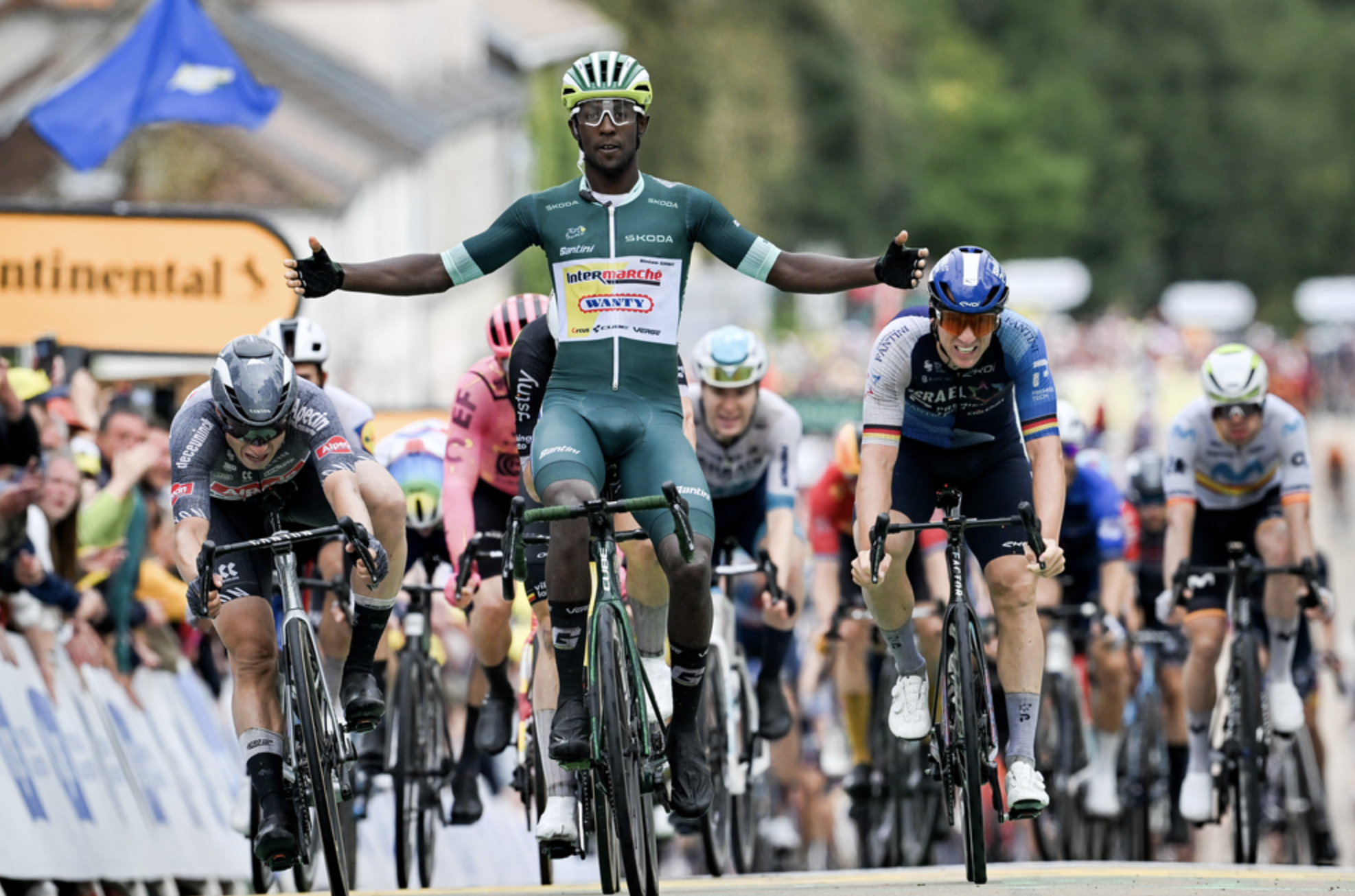 Le maillot vert Biniam Girmay (Intermarché-Wanty) célèbre son succès sur la 8e étape du Tour de France. - Photo : ASO/Billy Ceusters
