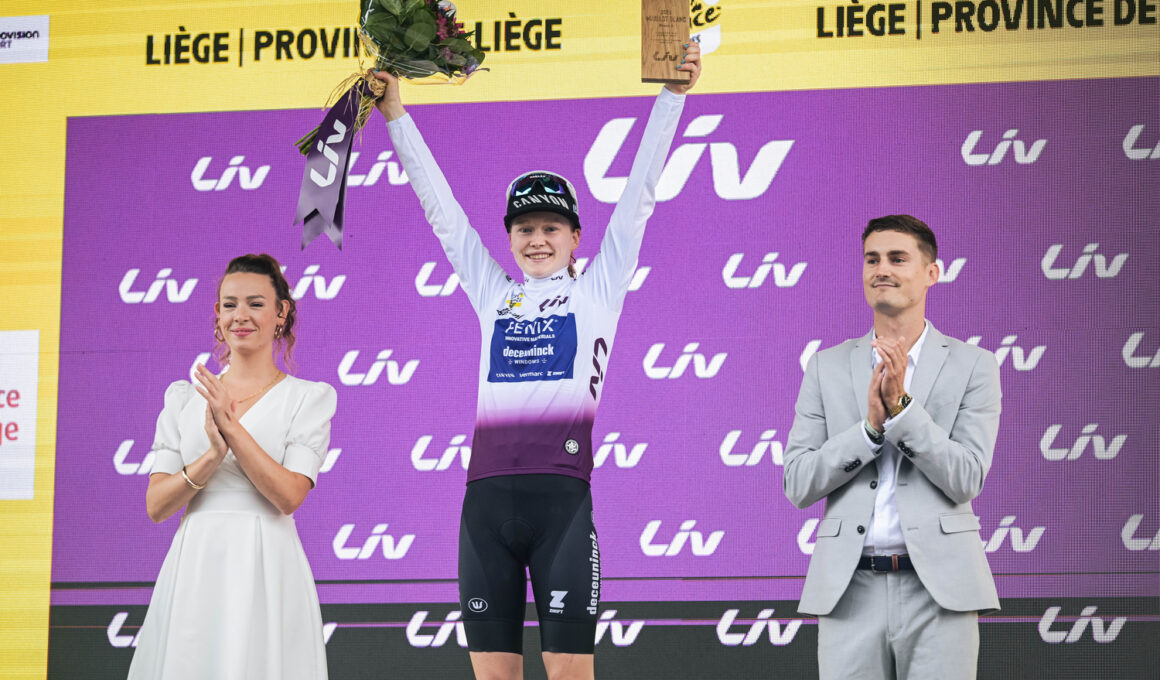 Puck Pieterse (Fenix-Deceuninck) porte le maillot blanc de meilleure jeune après la 4e étape du Tour de France Femmes 2024 - Photo : ASO/Charly Lopez