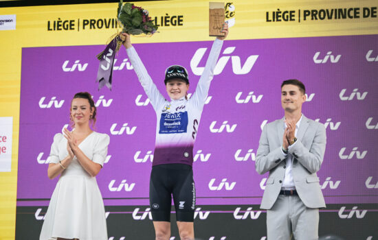 Puck Pieterse (Fenix-Deceuninck) porte le maillot blanc de meilleure jeune après la 4e étape du Tour de France Femmes 2024 - Photo : ASO/Charly Lopez