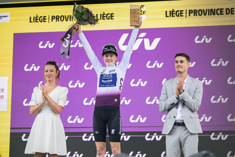 Puck Pieterse (Fenix-Deceuninck) porte le maillot blanc de meilleure jeune après la 4e étape du Tour de France Femmes 2024 - Photo : ASO/Charly Lopez