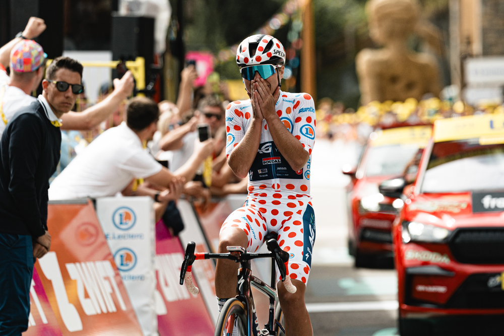 La Belge Justine Ghekiere (AG Insurance-Soudal), porteuse du maillot à pois, célèbre sa victoire sur la 7e étape du Tour de France Femmes 2024. - Photo : ASO/Thomas Maheux