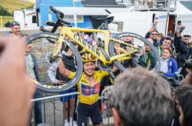 La Polonaise Kasia Niewiadoma (Canyon//SRAM Racing) célèbre sa victoire au classement général du Tour de France Femmes 2024. - Photo : ASO/Charly Lopez