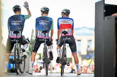 L'équipe Decathlon-Ag2r La Mondiale lors de la présentation de la 12e étape du Tour de France 2024. - Photo : ASO/Billy Ceusters