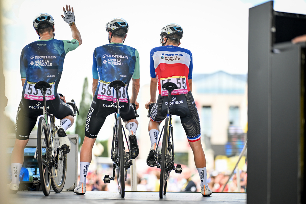 L'équipe Decathlon-Ag2r La Mondiale lors de la présentation de la 12e étape du Tour de France 2024. - Photo : ASO/Billy Ceusters