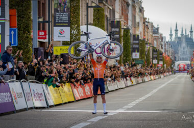 Le Néerlandais Mathieu van der Poel célèbre sa victoire sur le championnat du monde de gravel 2024 à Louvain. - Photo : Alain Vandepontseele/Alain VDP Photography