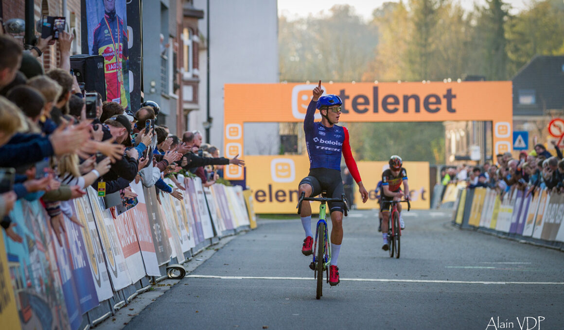 Le Belge Thibau Nys (Baloise Trek Lions) remporte le cyclo-cross d'Overijse 2024 chez les hommes - Photo : Alain Vandepontseele/Alain VDP Photography
