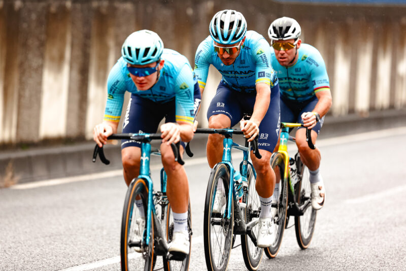 Le Kazakh Nicolas Vinokourov, l'Italien Davide Ballerini et le Britannique Mark Cavendish (Astana Qazaqstan Team) lors du critérium du Tour de France à Saitama, le 2 novembre 2024. - Photo : ASO/Yuzuru Sunada
