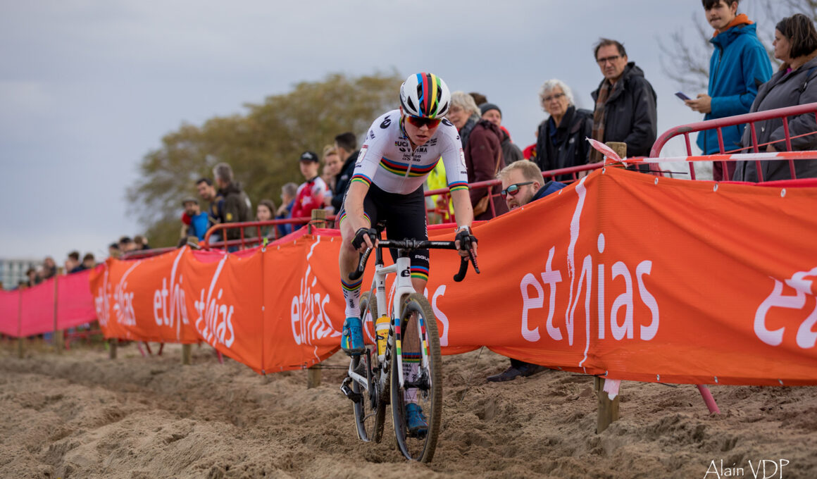 La championne du monde Fem van Empel (Visma-Lease a Bike) lors de la course des élites femmes, sur la Coupe du monde de cyclo-cross à Anvers, le 24 novembre 2024. - Photo : Alain Vandepontseele/Alain VDP Photography