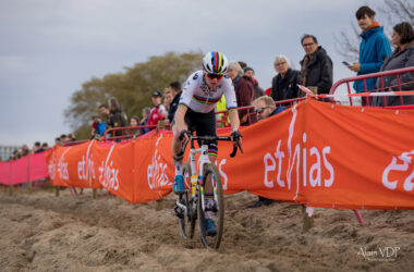 La championne du monde Fem van Empel (Visma-Lease a Bike) lors de la course des élites femmes, sur la Coupe du monde de cyclo-cross à Anvers, le 24 novembre 2024. - Photo : Alain Vandepontseele/Alain VDP Photography
