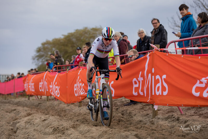 La championne du monde Fem van Empel (Visma-Lease a Bike) lors de la course des élites femmes, sur la Coupe du monde de cyclo-cross à Anvers, le 24 novembre 2024. - Photo : Alain Vandepontseele/Alain VDP Photography