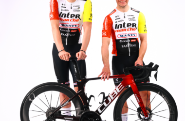Le nouveau maillot et le nouveau vélo de l'équipe Intermarché-Wanty pour la saison 2025 - Photo : Cyclingmedia Agency