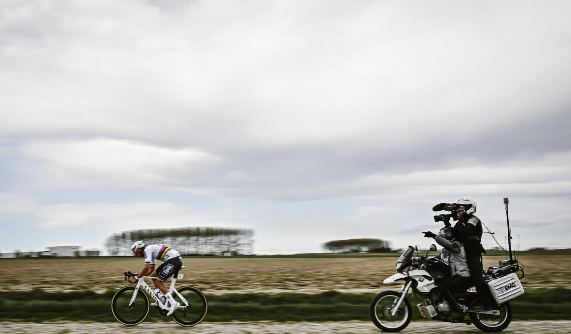 Le champion du monde Mathieu van der Poel (Alpecin-Deceuninck) devant une moto de télévision, sur Paris-Roubaix, le 7 avril 2024. - Crédit : ASO/Pauline Ballet