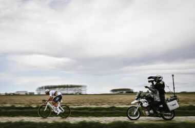 Le champion du monde Mathieu van der Poel (Alpecin-Deceuninck) devant une moto de télévision, sur Paris-Roubaix, le 7 avril 2024. - Crédit : ASO/Pauline Ballet